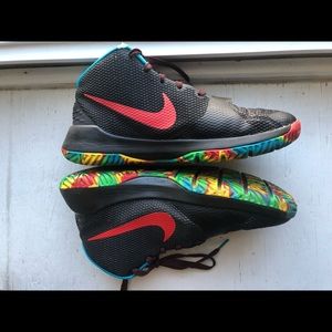 Nike Sneakers (men’s 7) or (women’s 9)